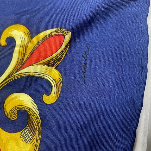 Codello Chain Printed Red Blue Gold Square Rolled Hem Scarf - Picture 6 of 7